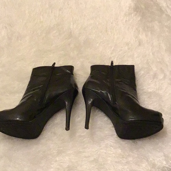 Black peep toe bootie by Carlos Santana - Picture 5 of 6